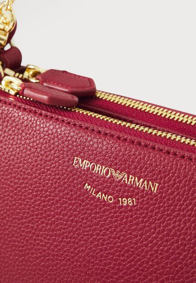 Emporio Armani DEA CERVO MULTIPOCKET SET - Kabelka - vino/tempesta