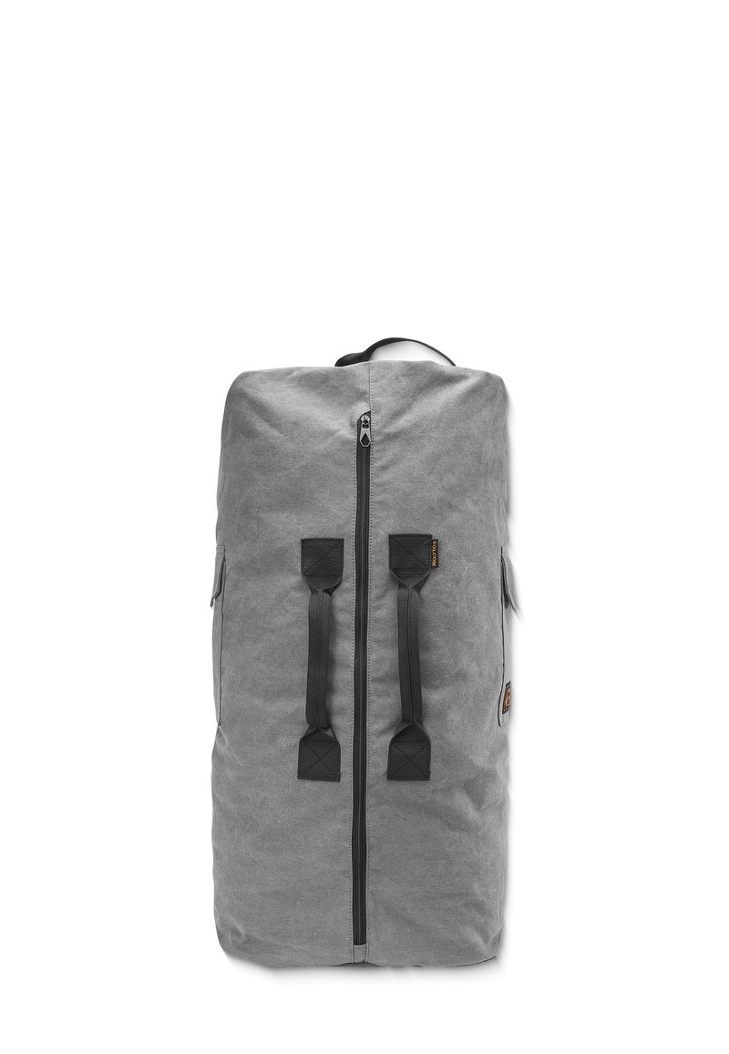 Grauer Canvas-Rucksack mit Reißverschluss, zwei schwarzen Trägern und Seitentaschen. Verfügt über einen strukturierten Stoff und einen Griff oben zum Tragen.