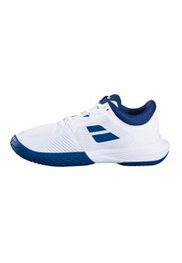 Witte sportschoen met blauwe accenten, mesh bovenwerk voor ademend vermogen, gestructureerde rubberen zool en brede neus voor stabiliteit.