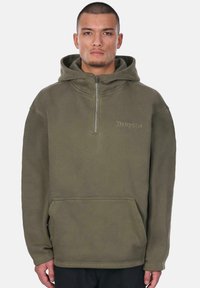 Maslinasto zelena zip-up dukserica, izrađena od meke tkanine, s kangaroo džepom, izvezenim logotipom i opuštenim krojem s kapuljačom.