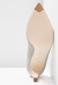 Podeszwa szpilki w szpic z beżową skórzaną podeszwą i małym obcasem, marki Peter Kaiser, rozmiar 4.5.