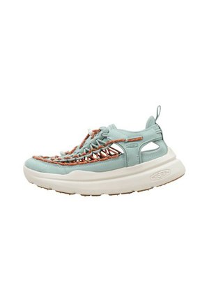 Baskets de sport bleu clair avec des accents orange, présentant une tige respirante, un laçage intégré et une épaisse semelle blanche pour un amorti et un soutien.