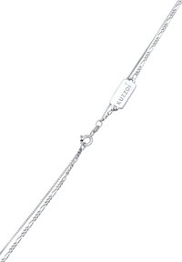 Bracciale a catena d'argento con più fili, un ciondolo rettangolare con la scritta "KUZZOI" e una chiusura a moschettone.