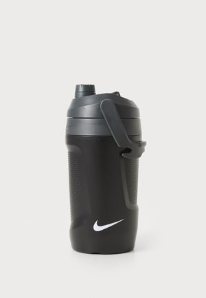 Zwarte sportwaterfles met een gestructureerde grip, cilindrische vorm, een veilige dop en een handvat. Voorzien van een wit Nike-logo.