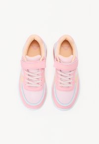 Os sapatos de atletismo cor-de-rosa apresentam um cabedal em malha, colarinho acolchoado, faixa ajustável com fecho de gancho e laço, e sola de borracha texturizada. Acentuados com detalhes em pêssego claro.