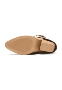 Sandalia de tacón alto beige con una suela lisa y texturizada. Presenta una puntera redondeada y una correa ajustable con detalle de hebilla.