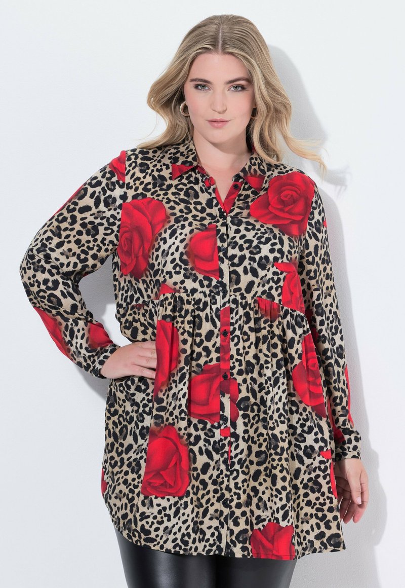 Camicia a maniche lunghe con stampa leopardata e grandi rose rosse, chiusura con bottoni e vita arricciata per una vestibilità rilassata.