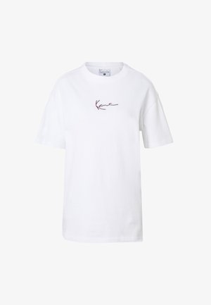 Bílé tričko s krátkým rukávem, kulatým výstřihem a malým černým podpisovým logem uprostřed na hrudi.