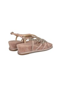 Sandalias de cuña de ante rosa claro con una correa decorativa de cuentas, hebilla ajustable en el tobillo y suela texturizada para agarre.