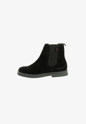 Bottines en daim noir avec panneaux latéraux élastiques, bout rond et semelle en caoutchouc texturé. Présente une bordure cousue et un détail de logo.