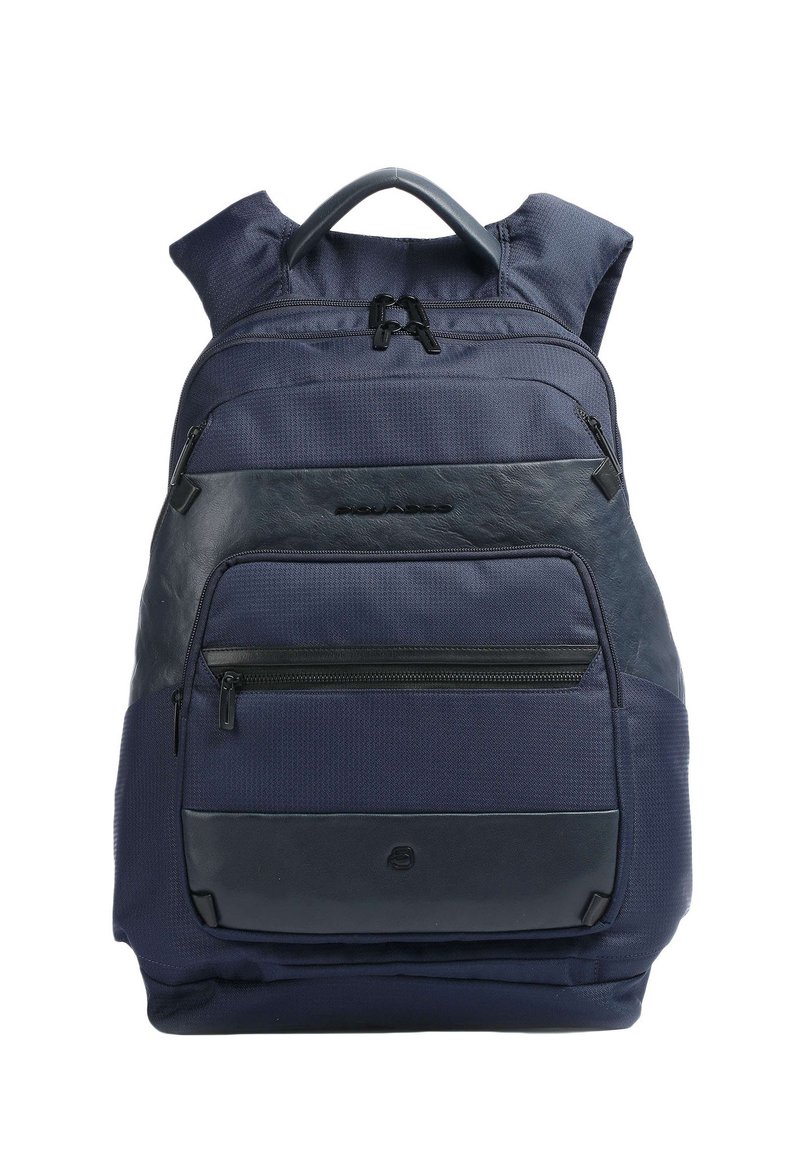 Zaino blu navy con tessuto testurizzato e dettagli in pelle liscia, dotato di diverse tasche con zip e spallacci regolabili.