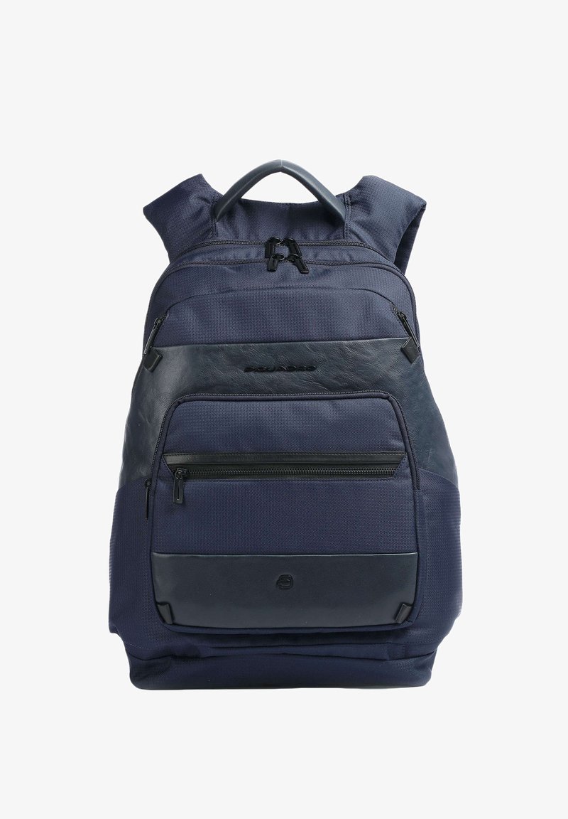 Zaino blu navy con tessuto testurizzato e dettagli in pelle liscia, dotato di diverse tasche con zip e spallacci regolabili.