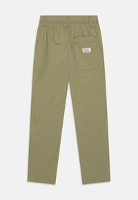 Khaki kalhoty s elastickým pasem, rovnými nohavicemi a zadní kapsou s označením. Hladká tkanina s matným povrchem.