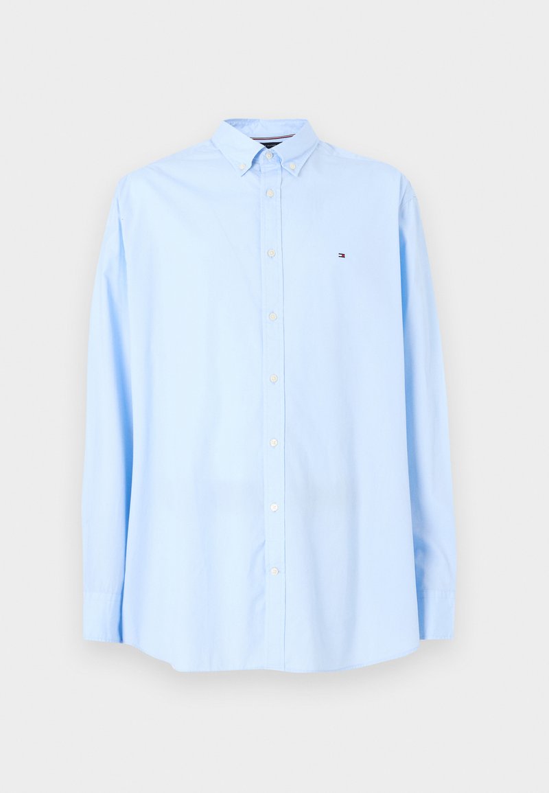 Ανοιχτό μπλε πουκάμισο με κουμπιά, κατασκευασμένο από βαμβάκι, με κλασικό γιακά, μακριά μανίκια και ένα μικρό λογότυπο στο στήθος. Λείος υφασμάτινος χαρακτήρας.