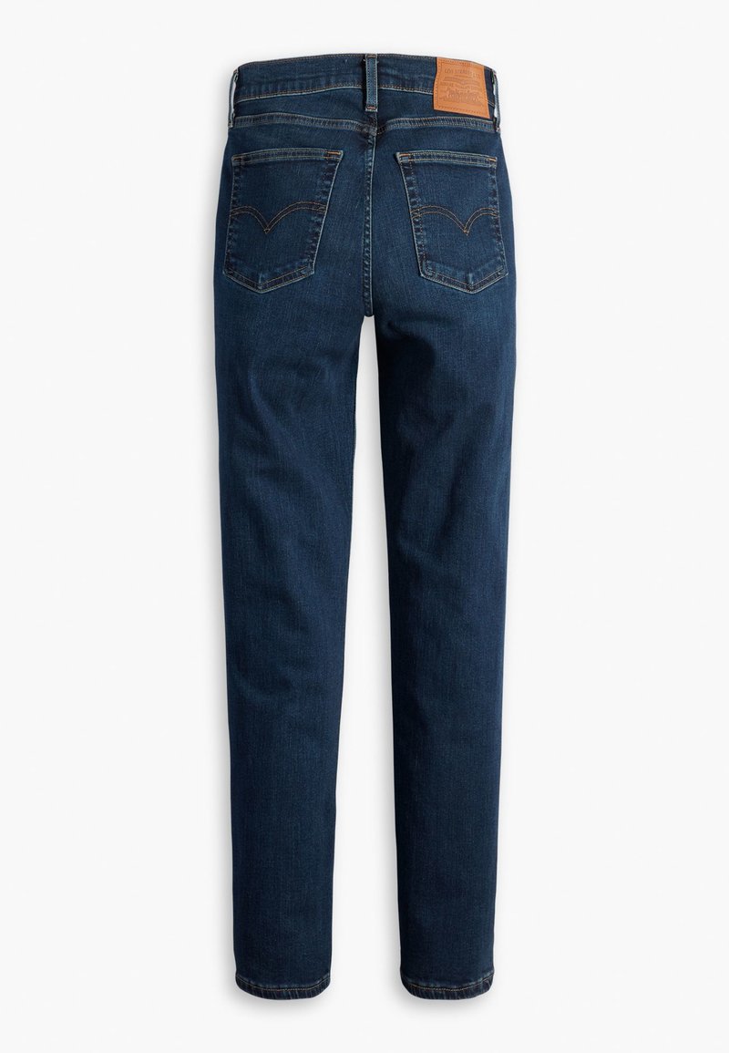Jean en denim bleu foncé avec une coupe droite, dotés d'un patch en cuir de marque sur la taille arrière et de deux poches arrière.