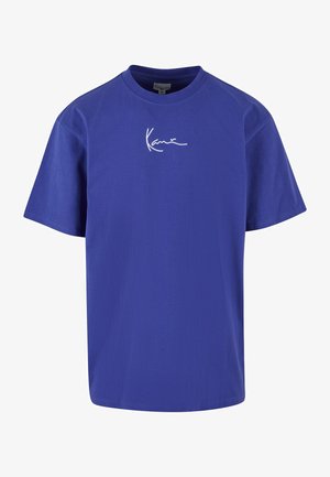 Bavlněné tričko v živé purpurové barvě s kulatým výstřihem, krátkými rukávy a vyšitým bílým podpisem na přední straně.