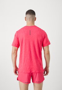 Nike Performance RISE RUN - Sports T-shirt - aster pink