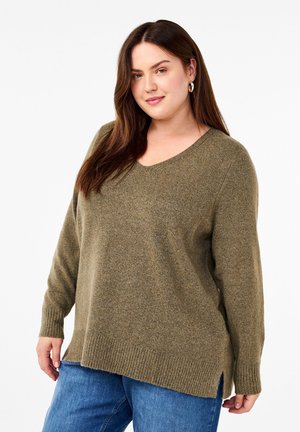 Olivengrüner Strickpullover mit V-Ausschnitt, langen Ärmeln und seitlichen Schlitzen. Der Stoff hat eine strukturierte Optik und einen lockeren Schnitt.