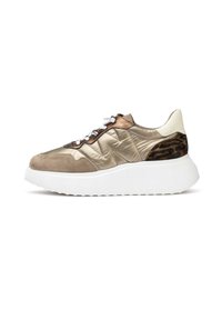 Zapatilla con parte superior en bronce metálico y caqui, detalles en ante, estampado de animal y una gruesa suela de goma blanca.