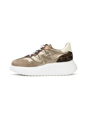 Zapatilla con parte superior en bronce metálico y caqui, detalles en ante, estampado de animal y una gruesa suela de goma blanca.