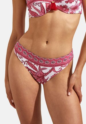 Bas de bikini floral dans des nuances de rose et de blanc, présentant un design taille haute, un tissu doux et une ceinture ornée de motifs avec des accents décoratifs.