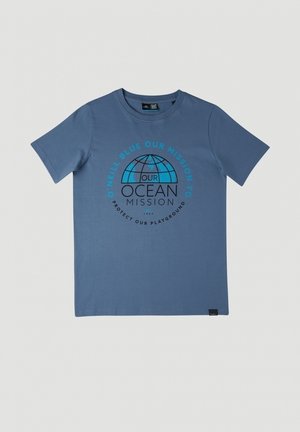 Blå kortærmet t-shirt med globusgrafik og teksten "Vores Ocean Mission, Beskyt Vores Legeplads" i blå og sort på forsiden.