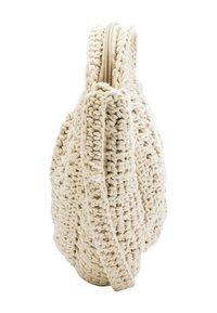 Krämfärgad, stickad tygväska med en texturerad yta, rund form och dragkedjestängning upptill. Har en mjuk och flexibel design.