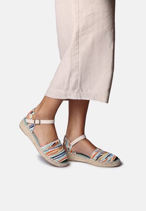 Krāsainas espadrillu sandales ar austu auduma virsu svītrās oranžā, zilā un zaļā krāsā; juta zolīte; potītes siksna ar sprādzi.