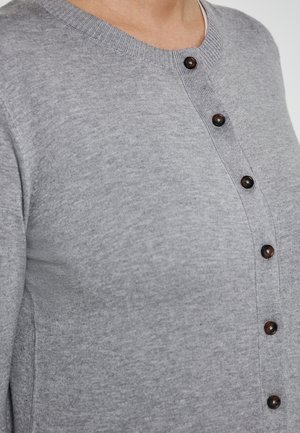 Grijze cardigan met een ronde halslijn, knoopsluiting aan de voorkant en donkere knopen. Glad, gebreid textuur met geribde boorden en onderrand.
