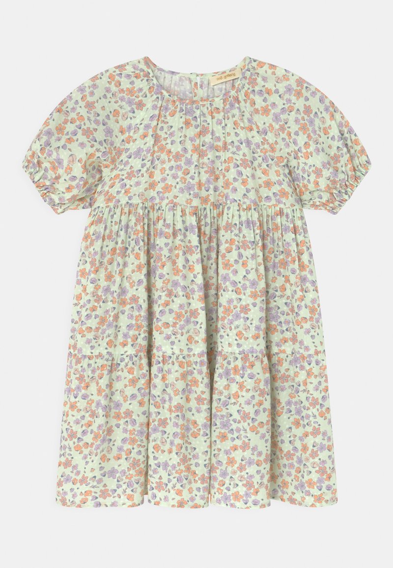 Robe bébé à manches courtes avec taille froncée, fond clair et petit motif floral orange et violet.