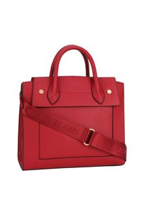 Rdeča sintetična torbica z dvema ročajema in nastavljivim trakom, ki se ponaša s strukturirano obliko, zlatim okovjem in embosiranimi logotipnimi detajli.