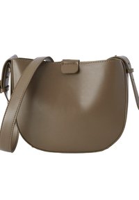 Borsa a tracolla in finta pelle marrone con forma arrotondata, chiusura con patta anteriore e cintura regolabile. Texture liscia e design minimalista.