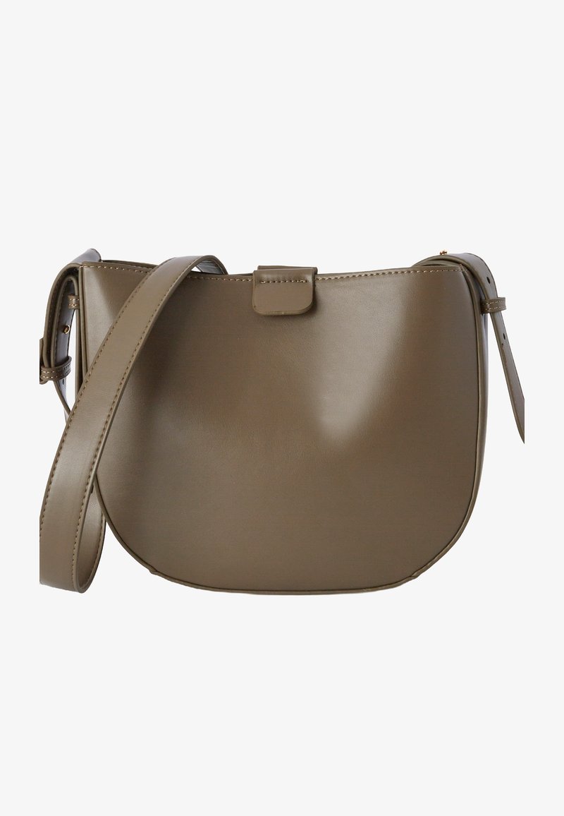 Borsa a tracolla in finta pelle marrone con forma arrotondata, chiusura con patta anteriore e cintura regolabile. Texture liscia e design minimalista.