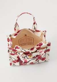 COACH CHERRY CARGO TOTE - Mala de mão - chalk multi