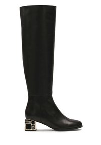 Botas negras de cuero hasta la rodilla, con puntera redonda y un tacón cuadrado de bloque metálico con acentos distintivos.