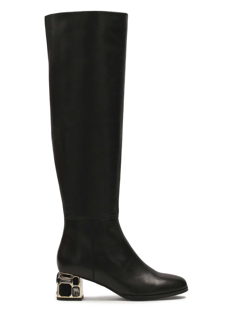 Botas negras de cuero hasta la rodilla, con puntera redonda y un tacón cuadrado de bloque metálico con acentos distintivos.