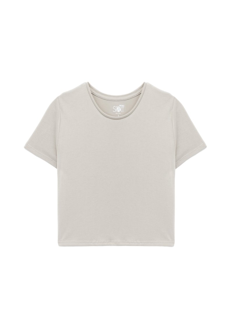 T-shirt cropped a maniche corte in cotone grigio chiaro con scollo rotondo e texture morbida. Include un'etichetta del marchio all'interno del colletto.