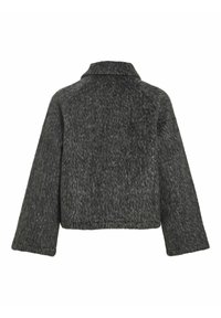 Pelēks vilnas džemperis ar teksturētu apdari, ar apkakles kaklu un platām piedurknēm. Dizains ir saīsināts jostasvietā.