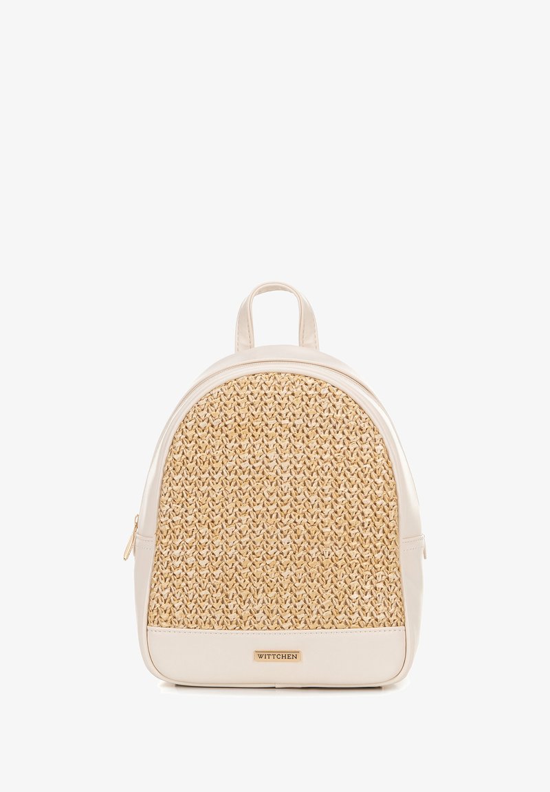Beige geweven rugzak met een ronde vorm, leren accenten en een handvat aan de bovenkant. Heeft een gemêleerd oppervlak en een metallic logo-detail.