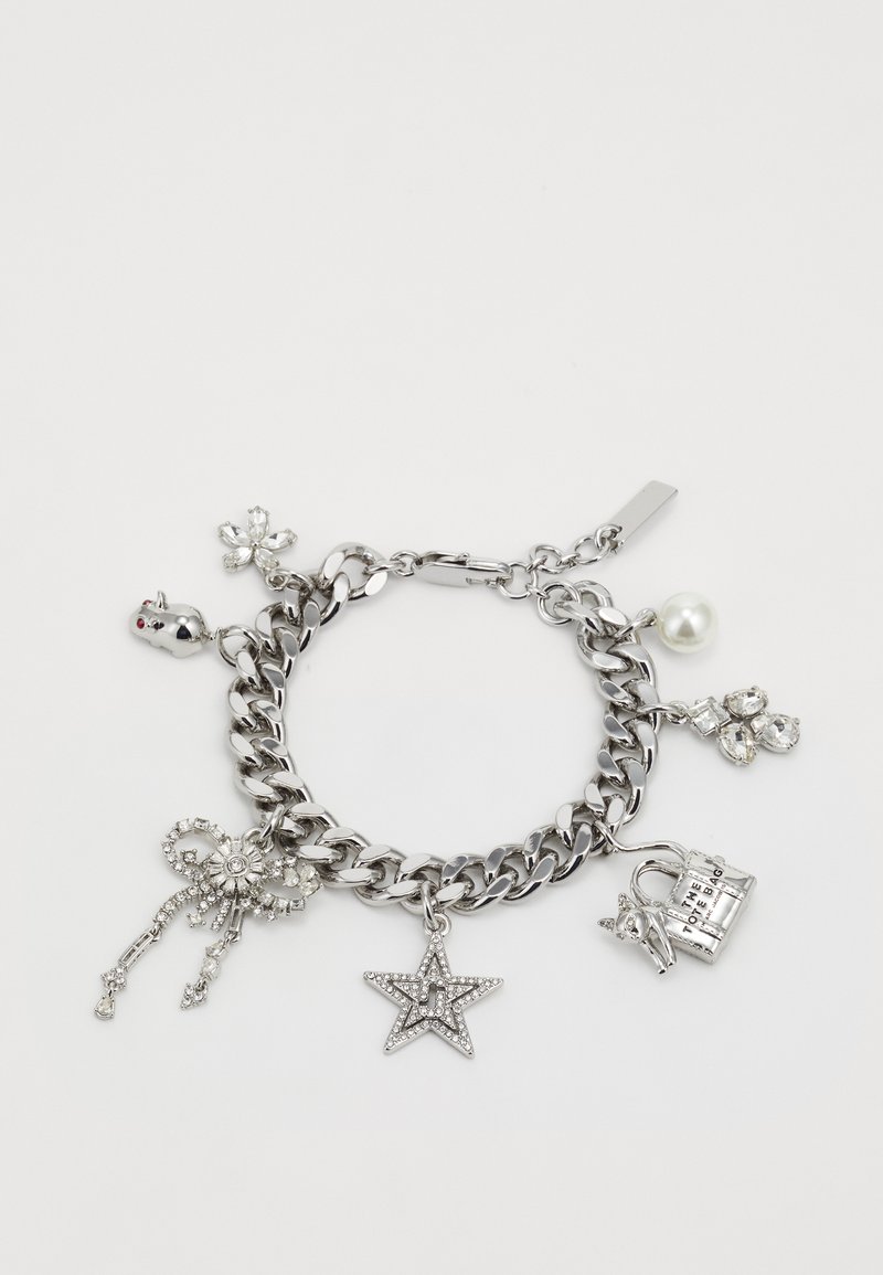 Hõbe ketise käevõru, millel on mitmed ripatsid: täht, pael, käekott ja lill, kaunistatud selgete rhinestone'ide ja pärli aktsentidega.