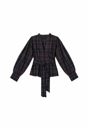 Blouse à manches longues en tartan avec des manches bouffantes, un devant à boutons, un col volanl et une ceinture en tissu nouée à la taille, dans des tons de vert foncé et de bordeaux.