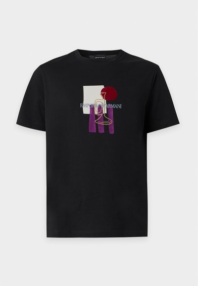 Μαύρο κοντομάνικο T-shirt με αφηρημένο γραφικό τρομπέτας σε χρυσό, μοβ, άσπρο και κόκκινο, και κείμενο "Emporio Armani" στο στήθος.