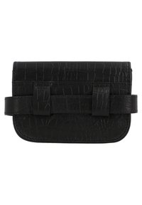 Czarny portfel z sztucznej skóry o teksturze krokodylej; posiada zapięcie na klapkę i dwa dekoracyjne paski z przodu. Zaokrąglone krawędzie.