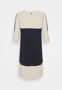Robe longueur genou avec manches trois-quarts, parties supérieure et inférieure beiges, et une large bande horizontale noire au milieu.