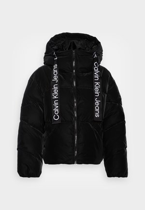 Zwarte gewatteerde jas met capuchon, doorgestikt ontwerp, ritssluiting aan de voorkant en geborduurde bandjes met de tekst "Calvin Klein Jeans." Soepele textuur.