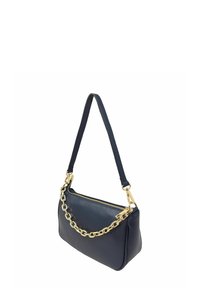 Marineblauwe leren handtas met een gestructureerd oppervlak, voorzien van een gouden kettingaccent en een afneembare schouderband. Ritssluiting aan de bovenkant.