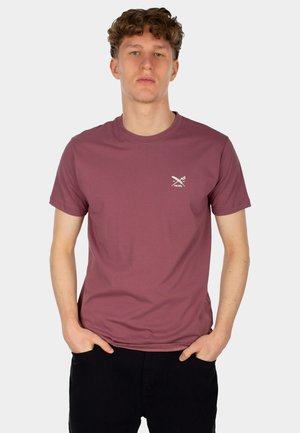 T-Shirt mit kurzen Ärmeln und Rundhalsausschnitt in einem gedeckten Burgunderrot, aus weichem Stoff gefertigt, mit einer kleinen weißen Grafik auf der linken Brust.