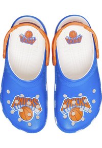 Zoccoli blu con il logo "Knicks" e una grafica di pallacanestro, cinturino arancione, soletta testurizzata e fori di ventilazione per la traspirabilità.