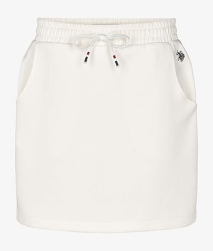 Biela sukňa s elastickým pásom a šnúrkami so špičkami v červenej, bielej a modrej farbe, bočnými vreckami a malým vyšívaným čiernym logom pri vrecku.