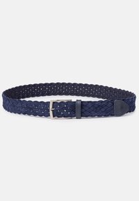 Cinturón de tela tejido azul marino con hebilla de metal plateado, que presenta un acento de cuero liso cerca de la hebilla. Diseño flexible y texturizado.